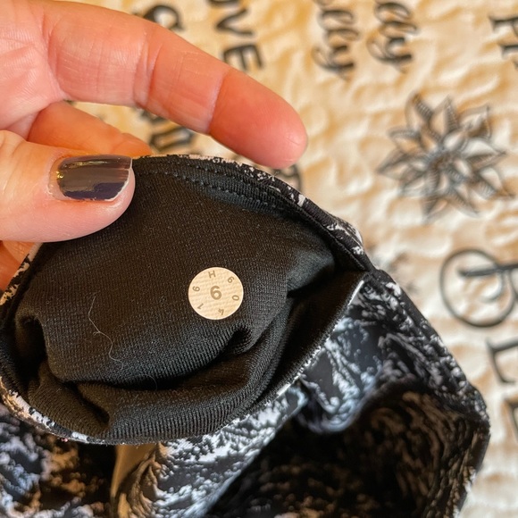 Lululemon black and white pattern align size 6, mesh down side of leg - Picture 11 of 13